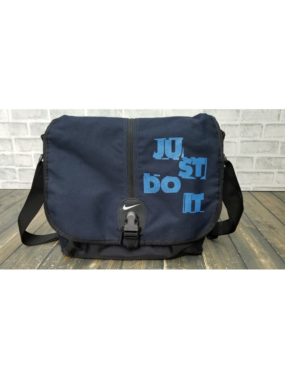 Nike - JUST DO IT - Commuter Messenger Bag / Crossbody Commuter - Black Blue